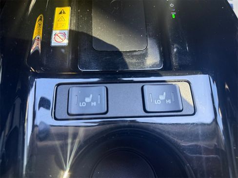 Used 2019 Toyota Prius XLE image 25