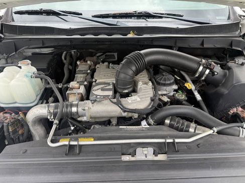 Used 2019 Nissan Titan SV w/ SV Convenience Package image 18