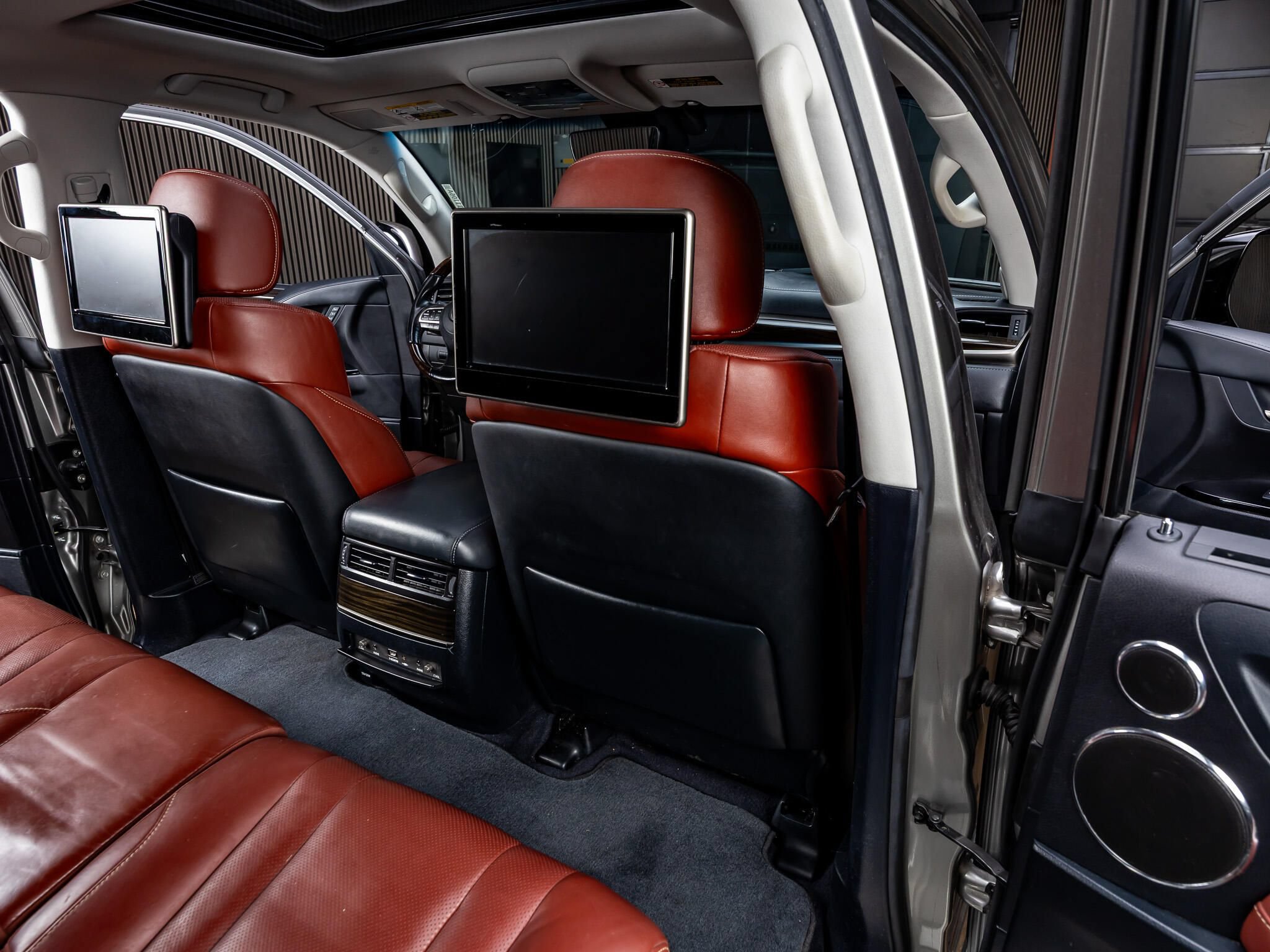 Used 2017 Lexus LX 570 4WD image 30