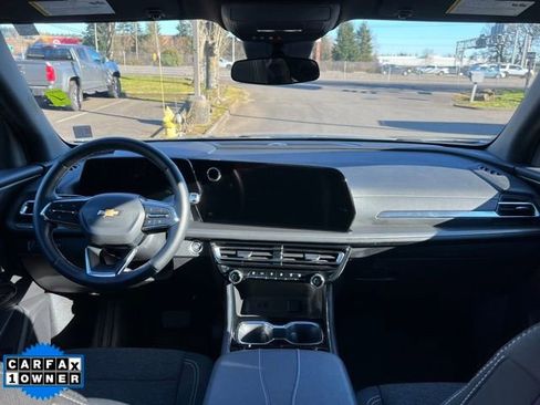 Used 2025 Chevrolet Traverse LT image 16