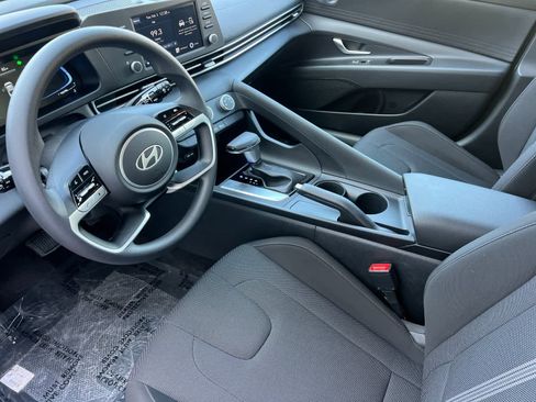 Certified 2025 Hyundai Elantra SE image 12