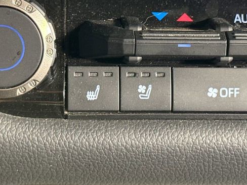Used 2023 Toyota Tundra Limited AWD/4WD image 30