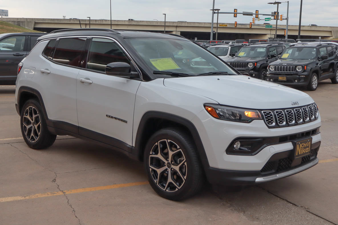 Used 2025 Jeep Compass Limited AWD/4WD image 4