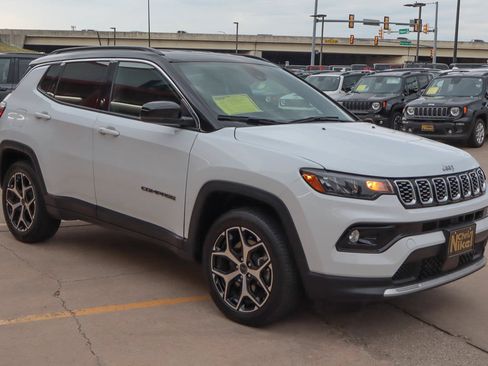 Used 2025 Jeep Compass Limited AWD/4WD image 4
