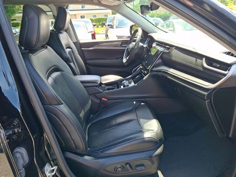 Used 2023 Jeep Grand Cherokee L Limited w/ Black Appearance Package AWD/4WD image 15