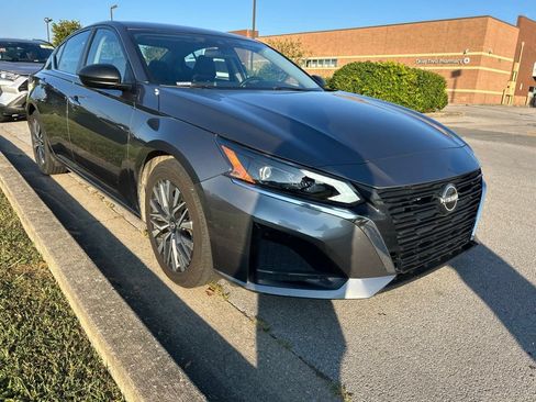 Used 2024 Nissan Altima 2.5 SV FWD image 2