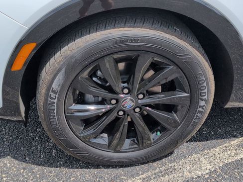 Used 2025 Buick Envista Sport Touring image 8