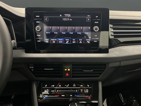 Used 2025 Volkswagen Jetta SE w/ Sunroof Package FWD image 13