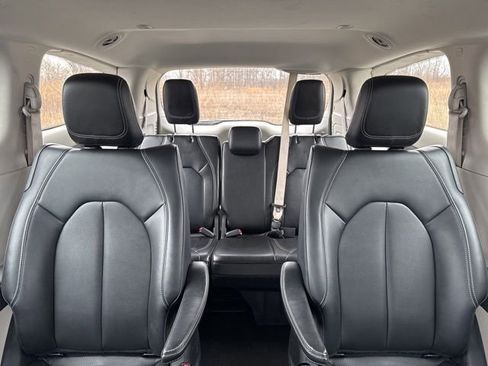 Used 2024 Chrysler Pacifica Select image 19
