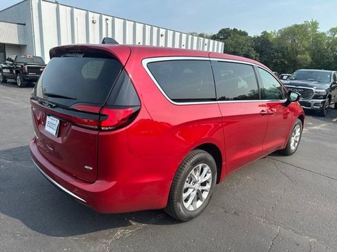 Used 2027 Chrysler Pacifica Select AWD/4WD image 11