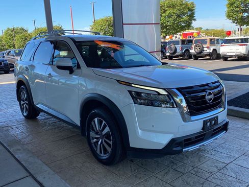 Certified 2025 Nissan Pathfinder SL FWD image 3