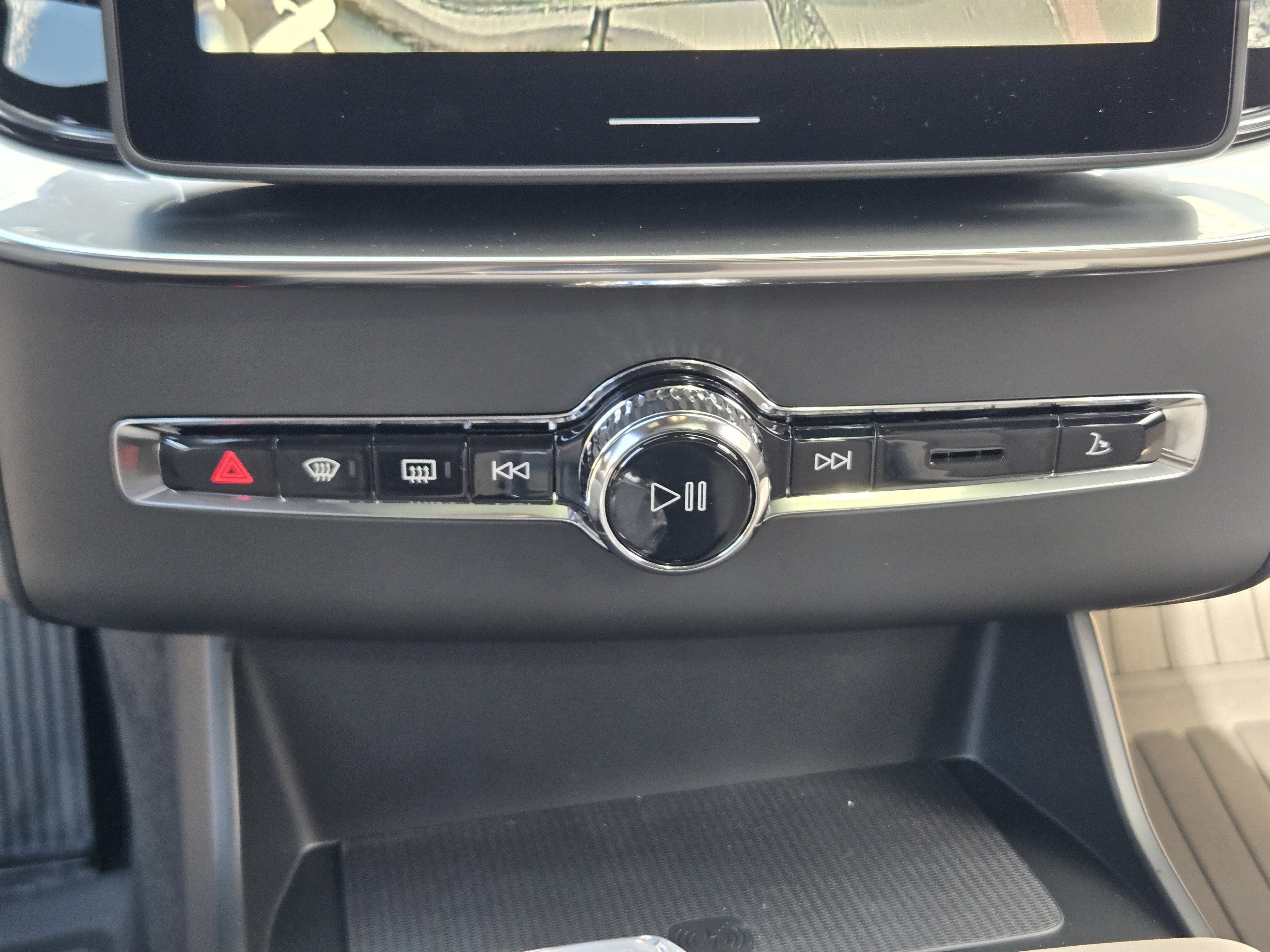 New 2026 Volvo XC90 T8 Plus w/ Protection Package Premier AWD/4WD image 15