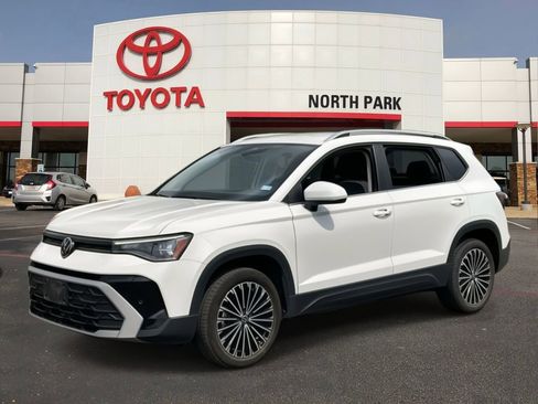 Used 2025 Volkswagen Taos SE FWD image 1