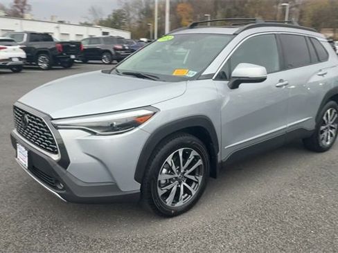 Used 2022 Toyota Corolla Cross XLE image 4