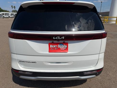Used 2022 Kia Carnival EX FWD image 4