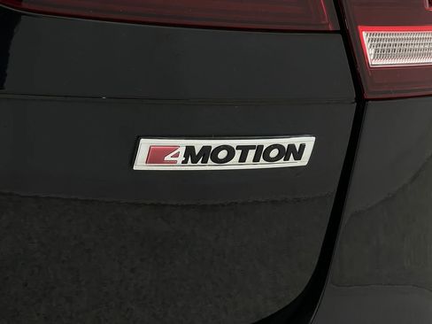 Used 2021 Volkswagen Tiguan SE w/ Panoramic Sunroof Package image 38