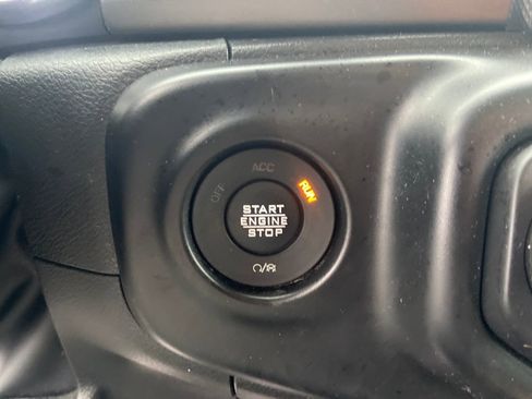 Used 2022 Jeep Gladiator Willys image 27