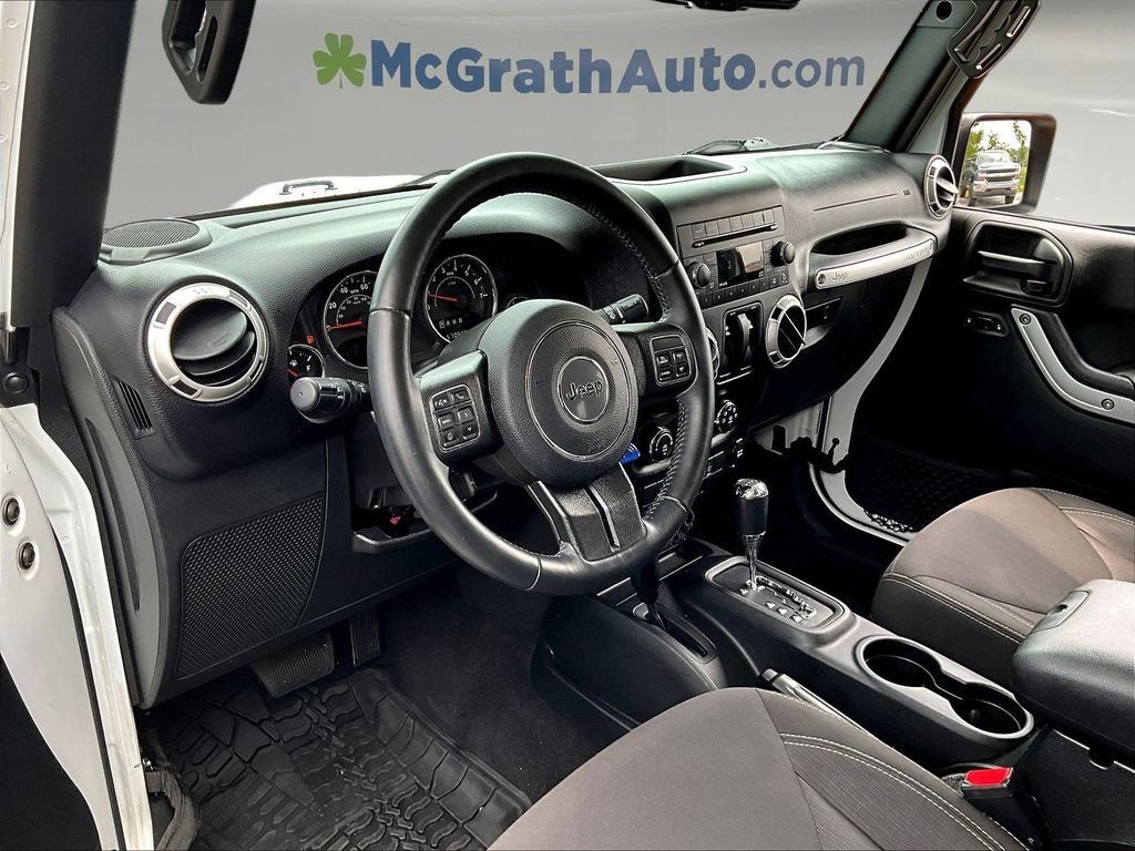 Used 2017 Jeep Wrangler Sahara w/ Connectivity Group AWD/4WD image 16