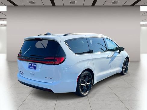 Used 2025 Chrysler Pacifica Limited FWD image 3