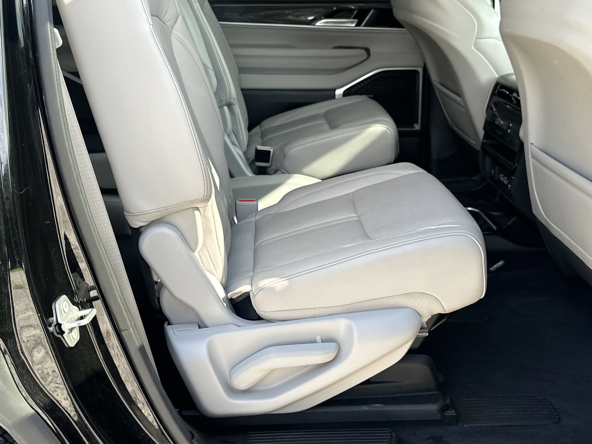 Used 2022 Jeep Wagoneer Series III w/ Flexible Seating Group RWD image 15