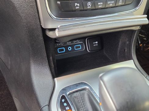 Used 2018 Jeep Grand Cherokee Limited image 27