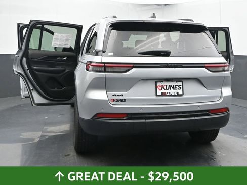 Used 2024 Jeep Grand Cherokee Altitude image 59