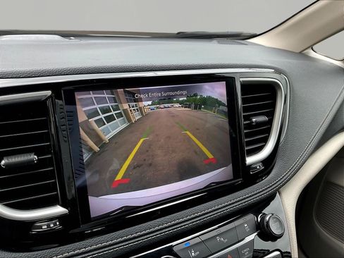 Used 2023 Chrysler Pacifica Touring-L FWD image 14
