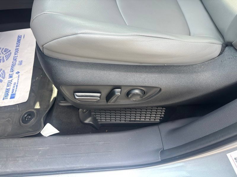 Used 2022 Toyota Sienna XLE FWD image 32