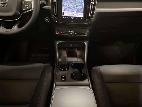 Used 2025 Volvo XC40 B5 Core image 34
