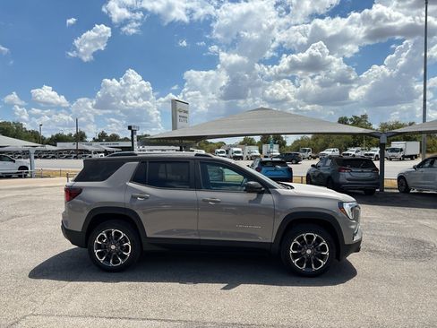 Used 2027 GMC Terrain Elevation w/ Elevation Premium Package FWD image 4
