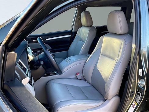 Used 2019 Toyota Highlander XLE image 25