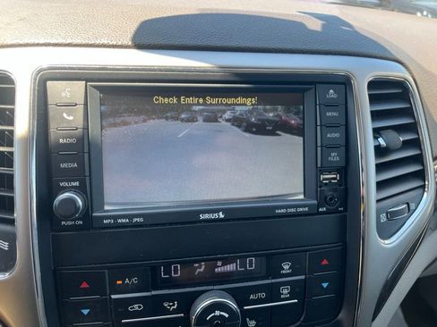 Used 2011 Jeep Grand Cherokee Laredo AWD/4WD image 23