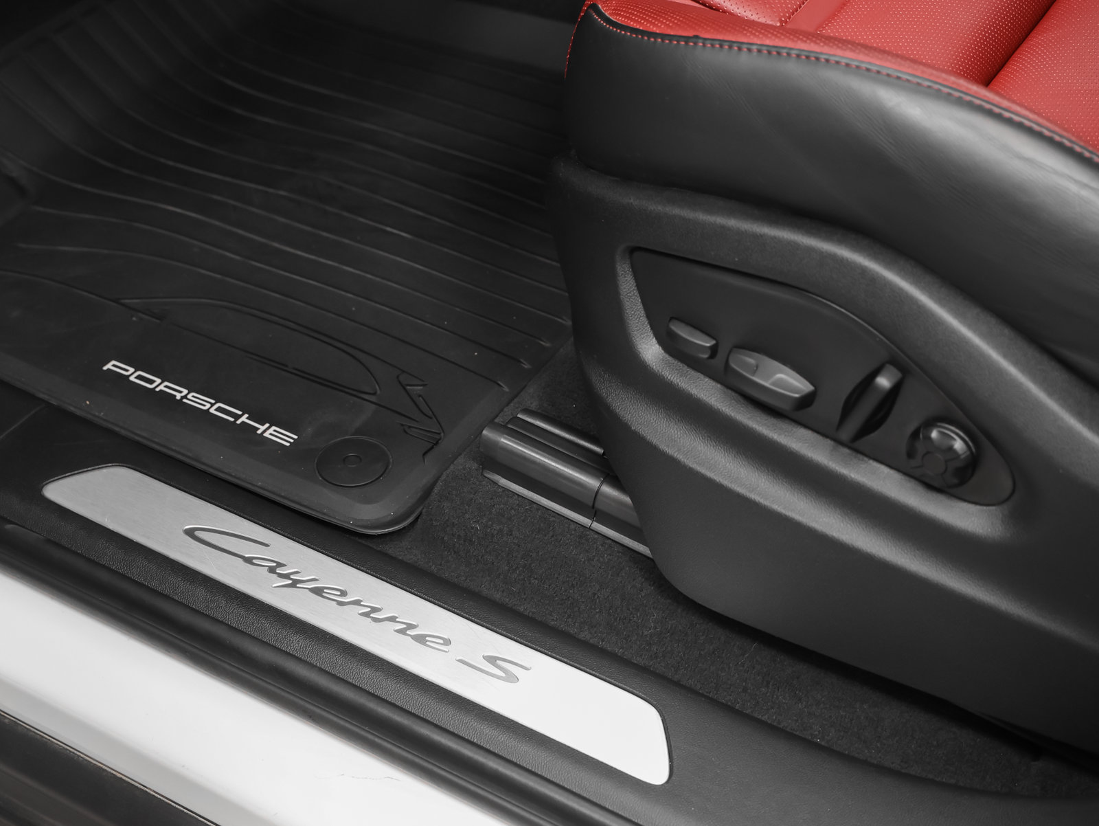 Certified 2025 Porsche Cayenne S AWD/4WD image 25