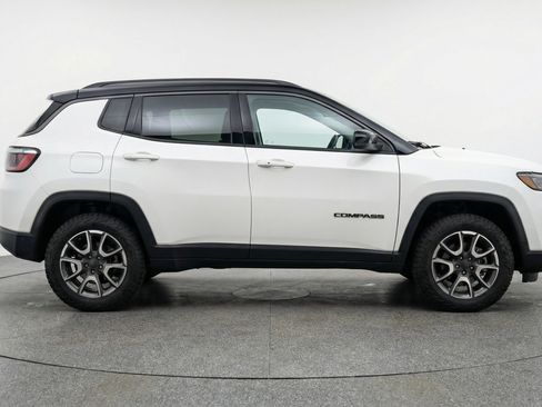 Used 2025 Jeep Compass Trailhawk AWD/4WD image 11