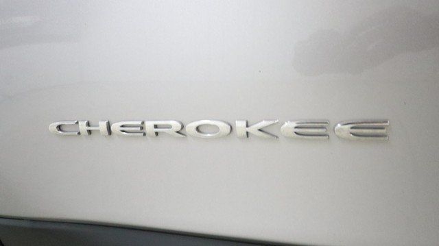 Used 2020 Jeep Cherokee Latitude Plus w/ Comfort/Convenience Group FWD image 22