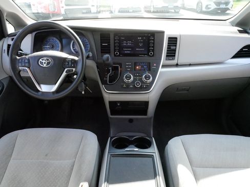 Certified 2018 Toyota Sienna LE FWD image 10