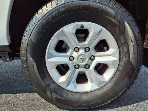 Used 2018 Toyota 4Runner SR5 AWD/4WD image 34