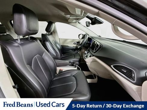 Used 2023 Chrysler Pacifica Touring-L FWD image 34