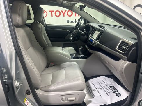 Used 2017 Toyota Highlander Limited Platinum AWD/4WD image 12