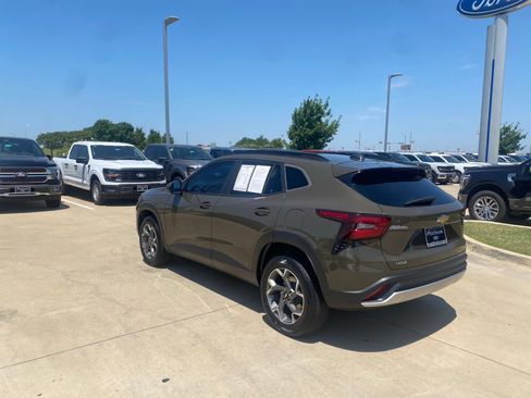 Used 2024 Chevrolet Trax LT FWD image 3