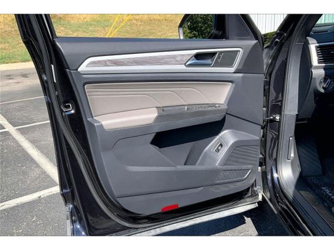 Used 2022 Volkswagen Atlas Cross Sport SE FWD image 21