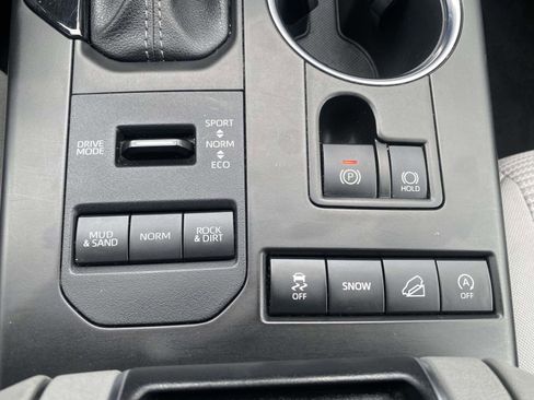 Used 2022 Toyota Highlander LE image 29