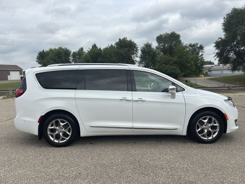 Used 2019 Chrysler Pacifica Limited w/ Advanced Safetytec Group FWD image 2