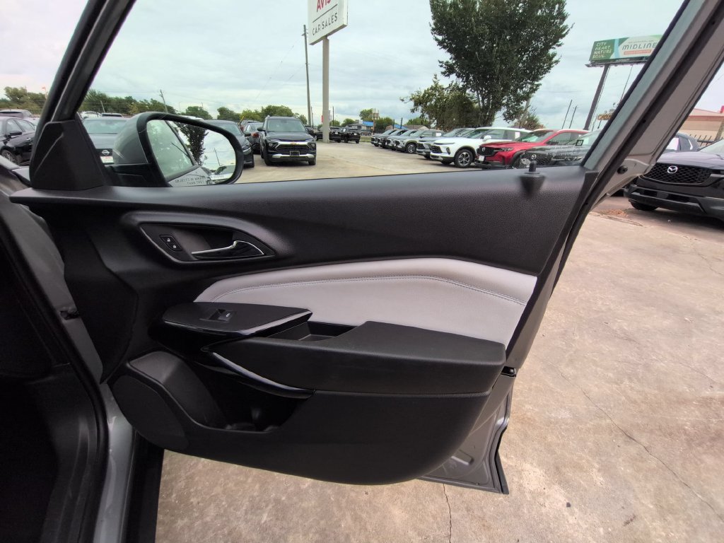 Used 2025 Chevrolet Trax LT w/ LT Convenience Package FWD image 32