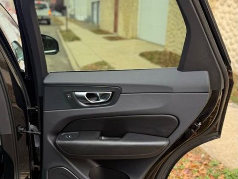 Used 2019 Volvo XC60 T5 Momentum w/ Premium Package image 27