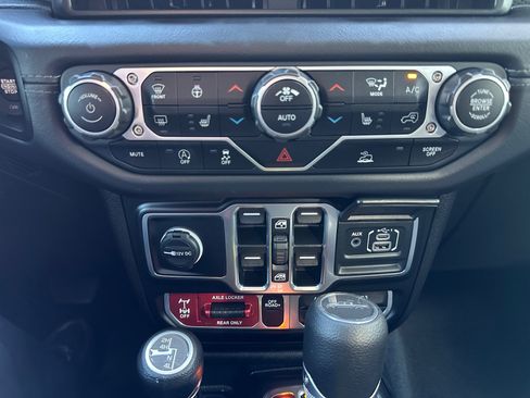 Used 2025 Jeep Gladiator Mojave w/ Convenience Group AWD/4WD image 12