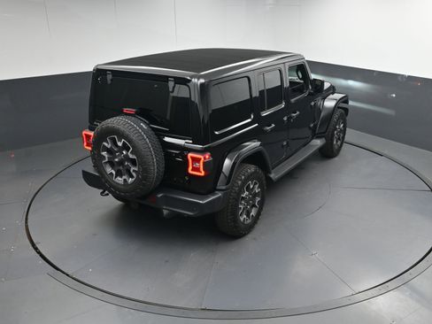 Used 2025 Jeep Wrangler Sahara image 36