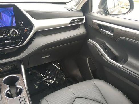 Used 2024 Toyota Highlander Platinum image 17