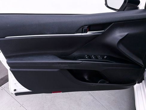Used 2020 Toyota Camry SE w/ Blackout Package FWD image 15