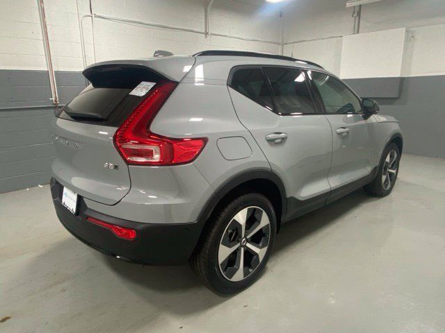 Certified 2026 Volvo XC40 B5 Plus AWD/4WD image 3